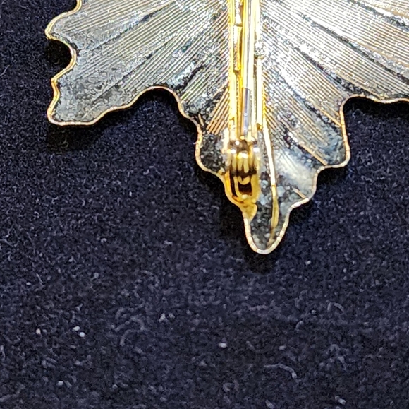 Gold Tone Maple Leaf Pin Brooch - Picture 5 of 7